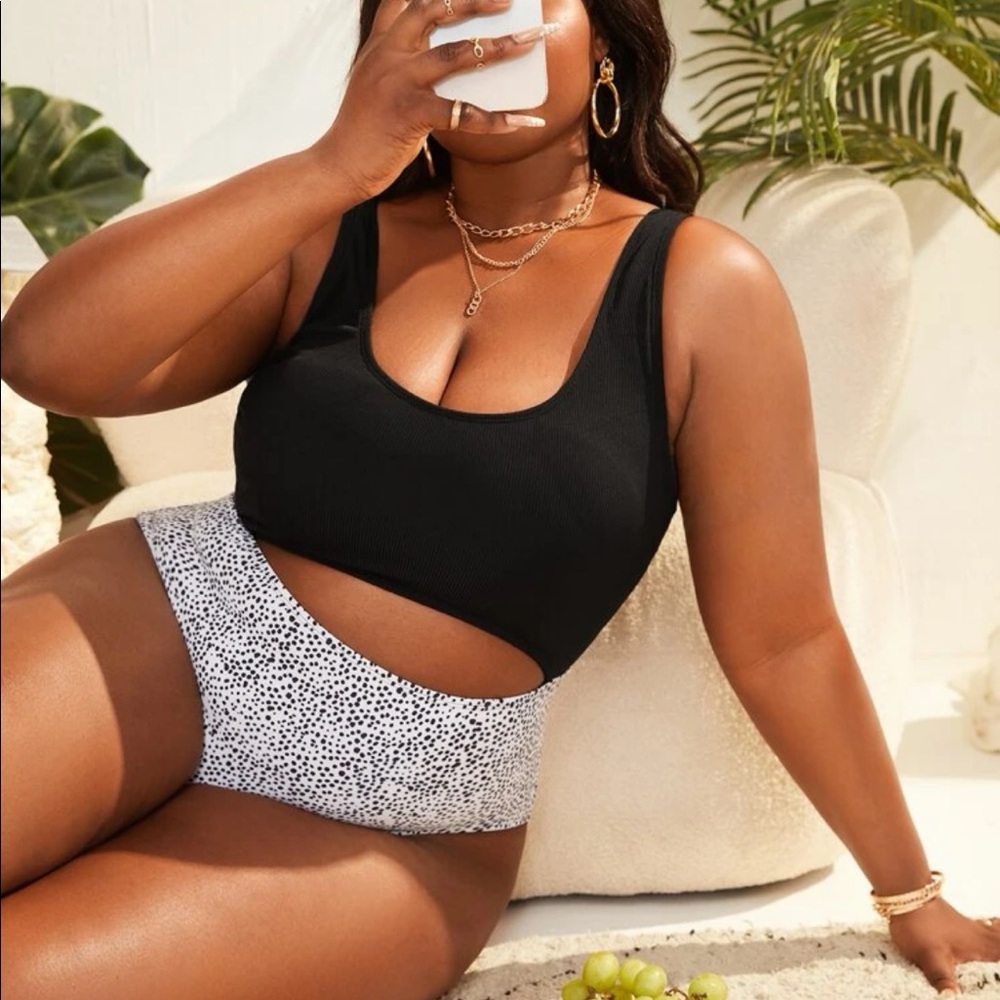 Plus Size Color Block Cut-out One Piece Swimsuit